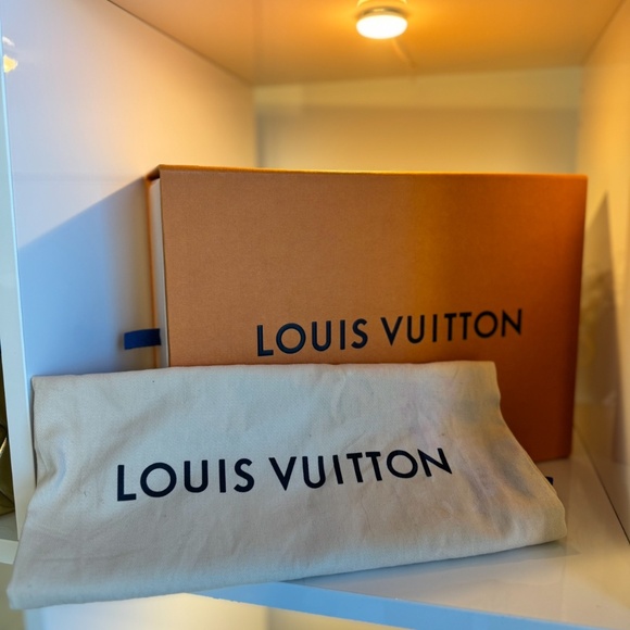 LOUIS VUITTON Victoire Monogram - Picture 6 of 11